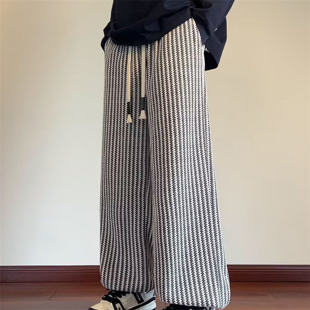 Mens Fashion Trends 2026 - กางเกงลำลองลายทางสำหรับผู้ชาย รุ่นใหม่ฤดูร้อน 2026 ทรงหลวม ขากว้าง ทรงตรง
