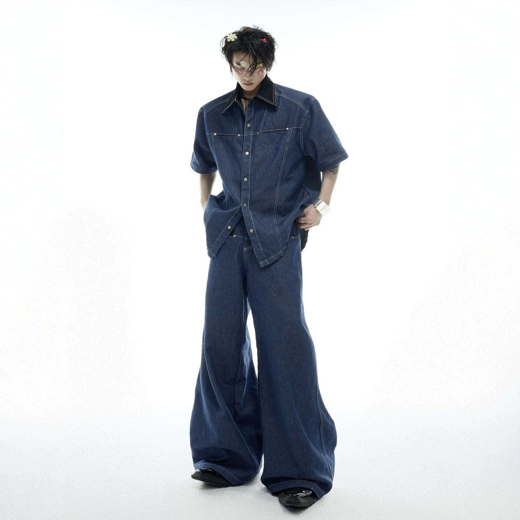 Mens Fashion Denim - ชุดเซ็ตยีนส์ผู้ชายสไตล์อเมริกันแฟชั่นฤดูร้อน เสื้อเชิ้ตแขนสั้นปก PU ตัดต่อผ้า กางเกงยีนส์ขาบาน ชุดสองชิ้น