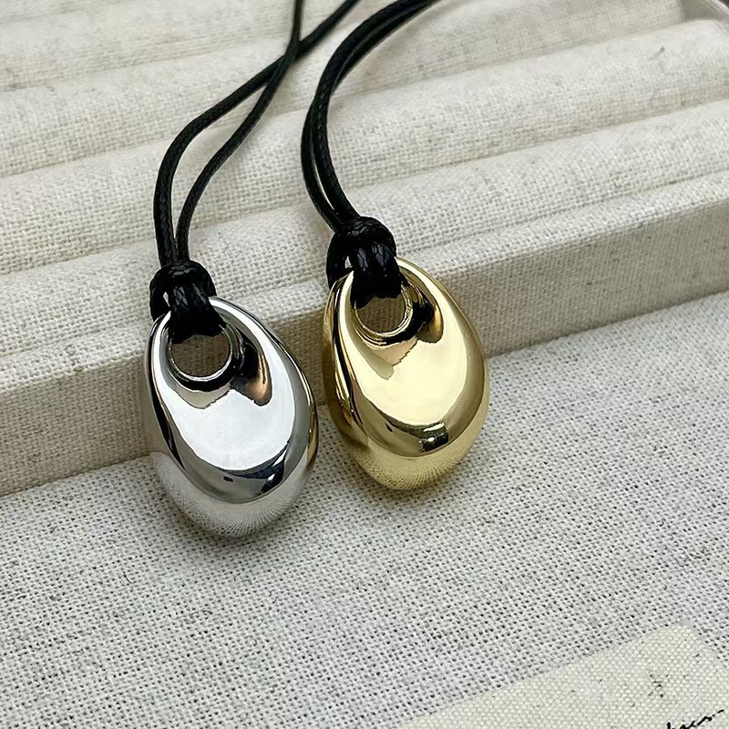 Mens Fashion Trends 2026 - สร้อยคอจี้รูปถั่วสีเงินพร้อมเชือกหนังสีดำสไตล์เกาหลีสำหรับผู้หญิงผู้ชาย เครื่องประดับแฟชั่นปี 2026 สไตล์วินเทจใหม่ สร้อยคอคู่รัก ของขวัญ
